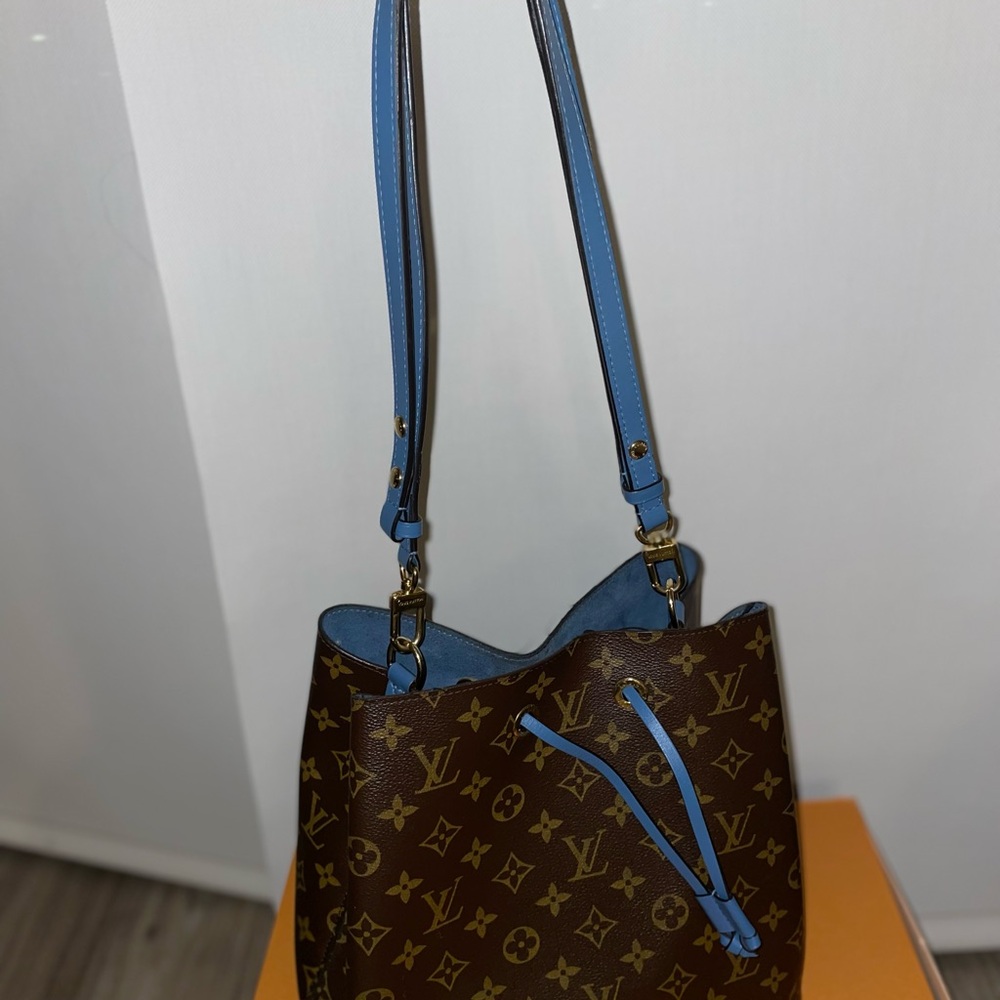Louis Vuitton 
Authentic 
Used
Blue interior Monogram Neonoe MM shoulder bag - Picture 6 of 9